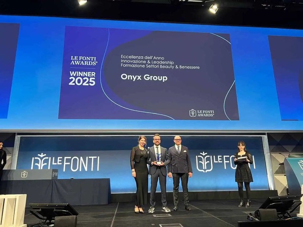 Il palco di Le Fonti Awards 2025: sullo schermo Winner 2025, Onyx Group; sotto, Daniele Salamina col trofeo