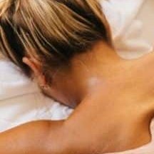 Massaggio alla schiena di una donna distesa