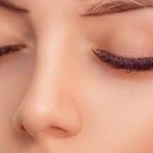 Viso di donna con le sopracciglia disegnate
