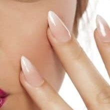 Mano con unghie a mandorla color nude