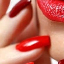 Unghie lunghe con smalto rosso