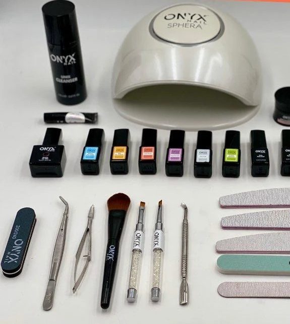 Il kit gel per la ricostruzione unghie venduto su ONYX Store: lampada, gel colorati, pennelli e lime