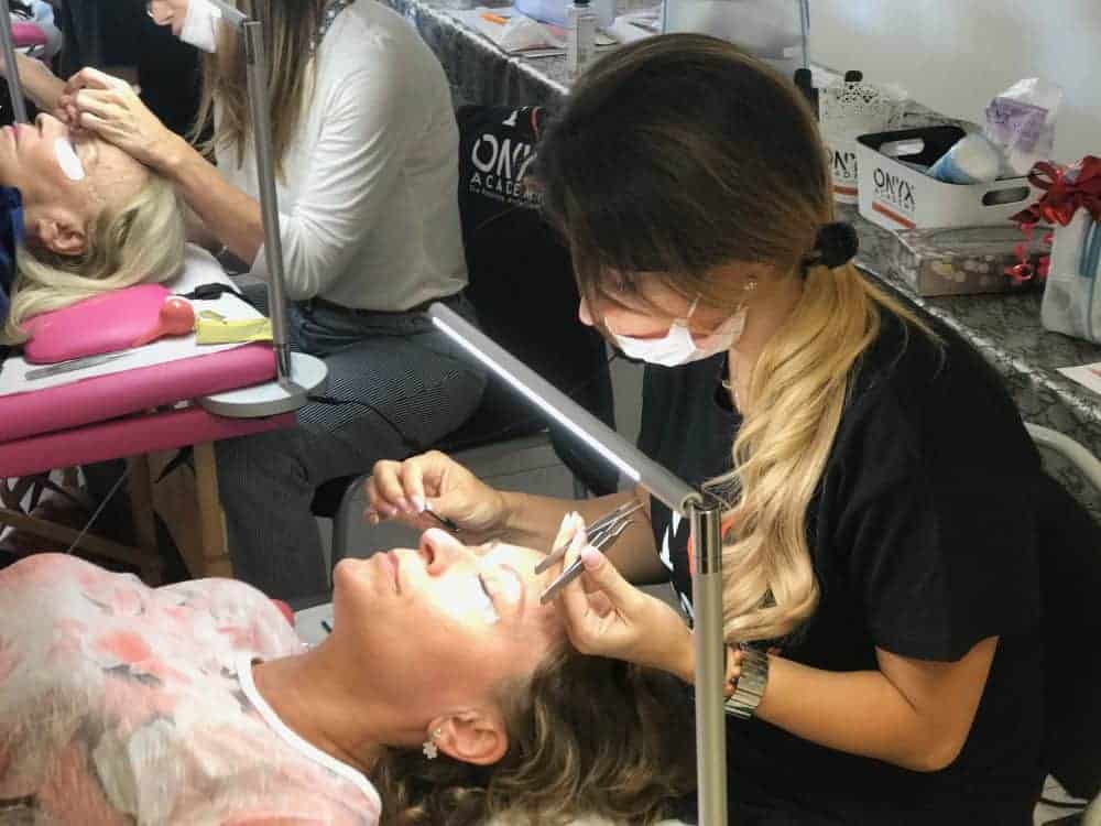 Pratica su modella corso extension ciglia