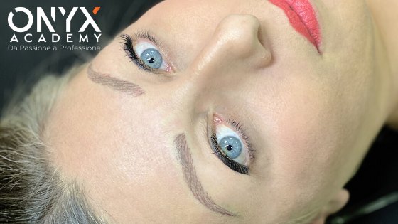 Sopracciglia trucco permanente - occhi azzurri