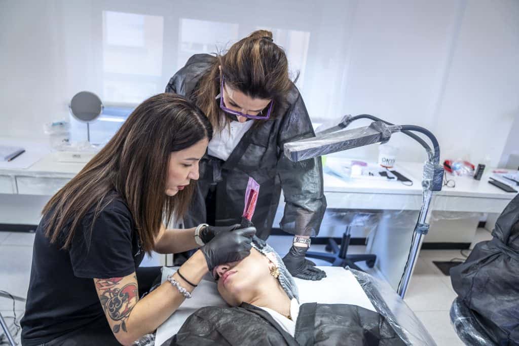 Insegnante assiste allieva al corso di PMU