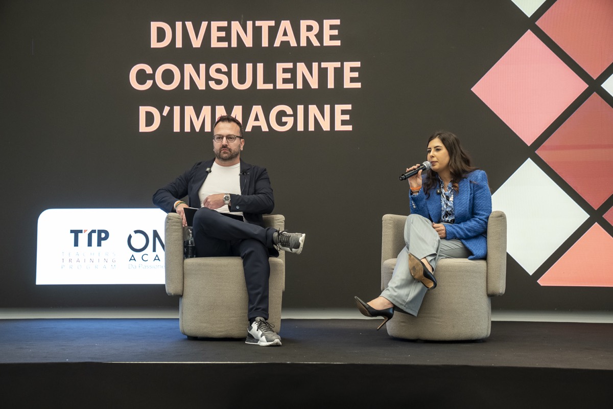 Daniele Salamina e Alessia Motola sul palco di un incontro ONYX dal titolo Diventare Consulente d'Immagine