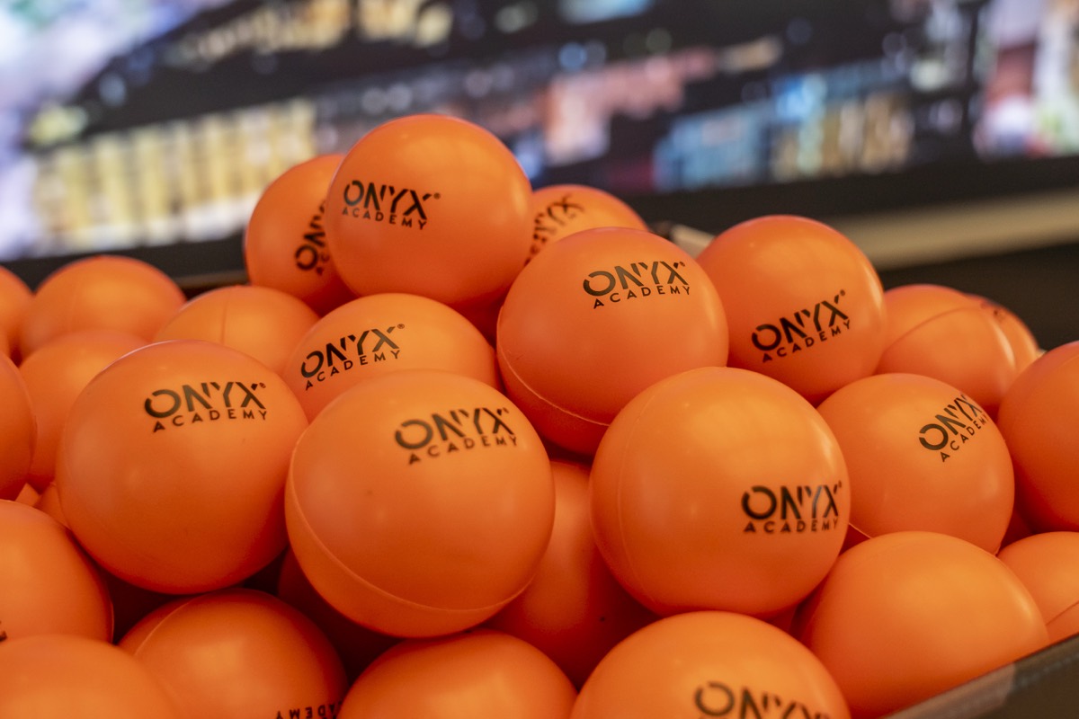 Dettaglio dei palloni arancioni con il marchio ONYX Academy