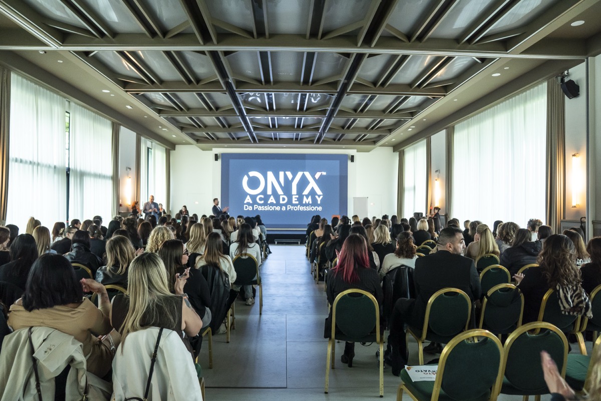 La sala vista dal fondo, ogni sedia occupata