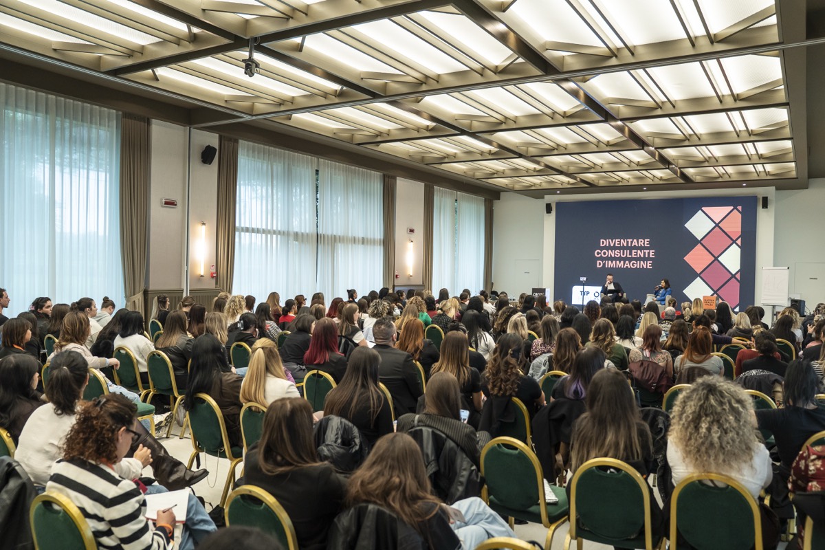 La sala gremita mentre sul palco si parla di come si diventa consulente d'immagine