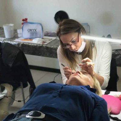 Allieva fa pratica su modella di extension ciglia