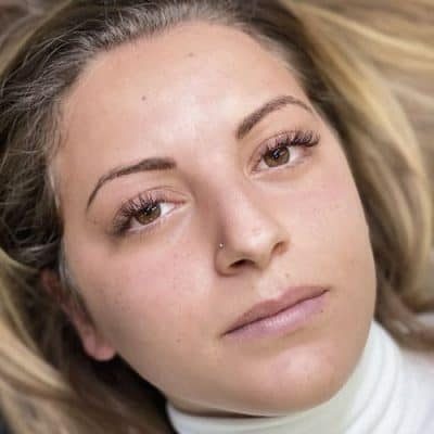 Corso extension ciglia one-to-one. Ragazza bionda