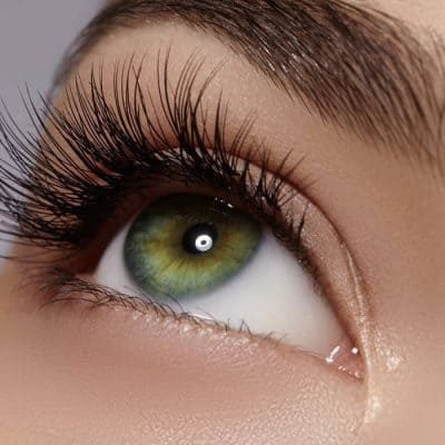 Modella allungamento ciglia occhio verde