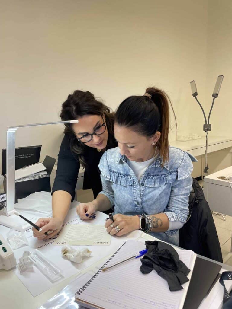 Tutor che aiuta una sua studentessa durante uno dei suoi tanti Corsi di Formazione Professionale.