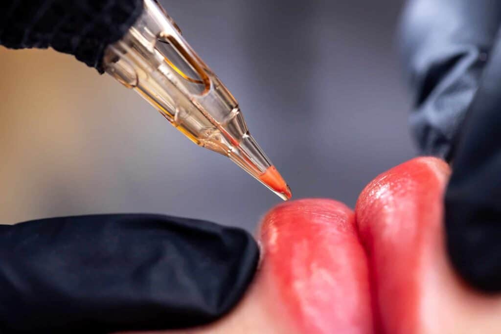 Tatuaggio permanente labbra: trattamento di dermopigmentazione in corso