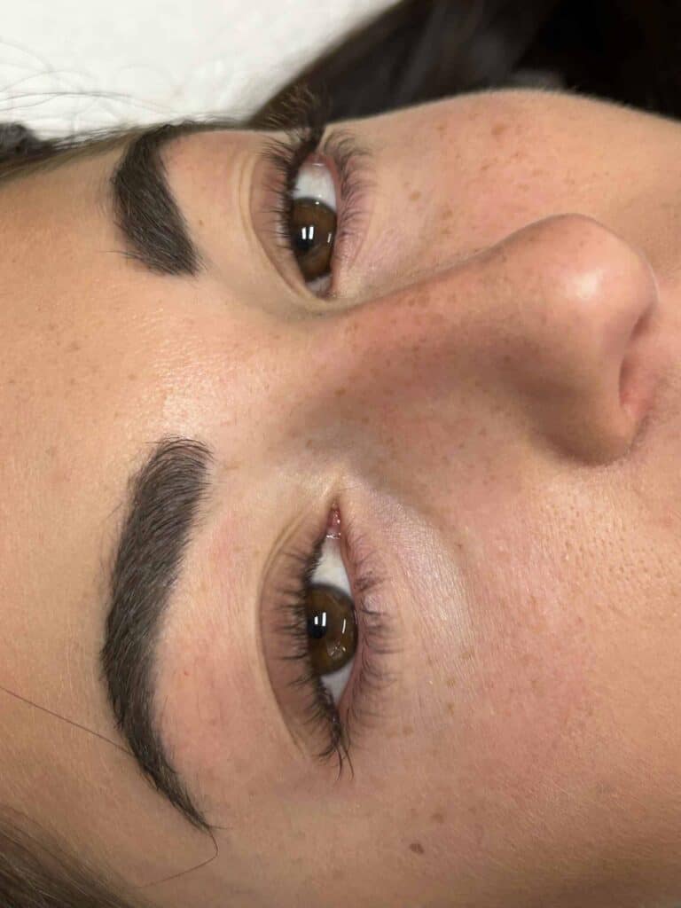 Sopracciglia ad ali di gabbiano: esempio di forma con coda allungata verso il basso