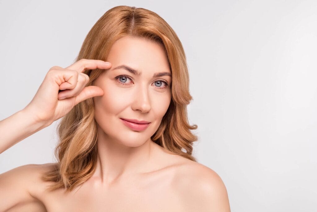 Sopracciglia bionde curate dopo trattamento estetico