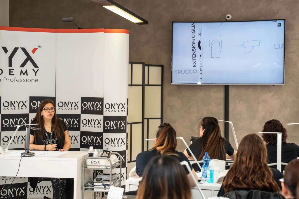Corso di ricostruzione unghie in aula ONYX Academy