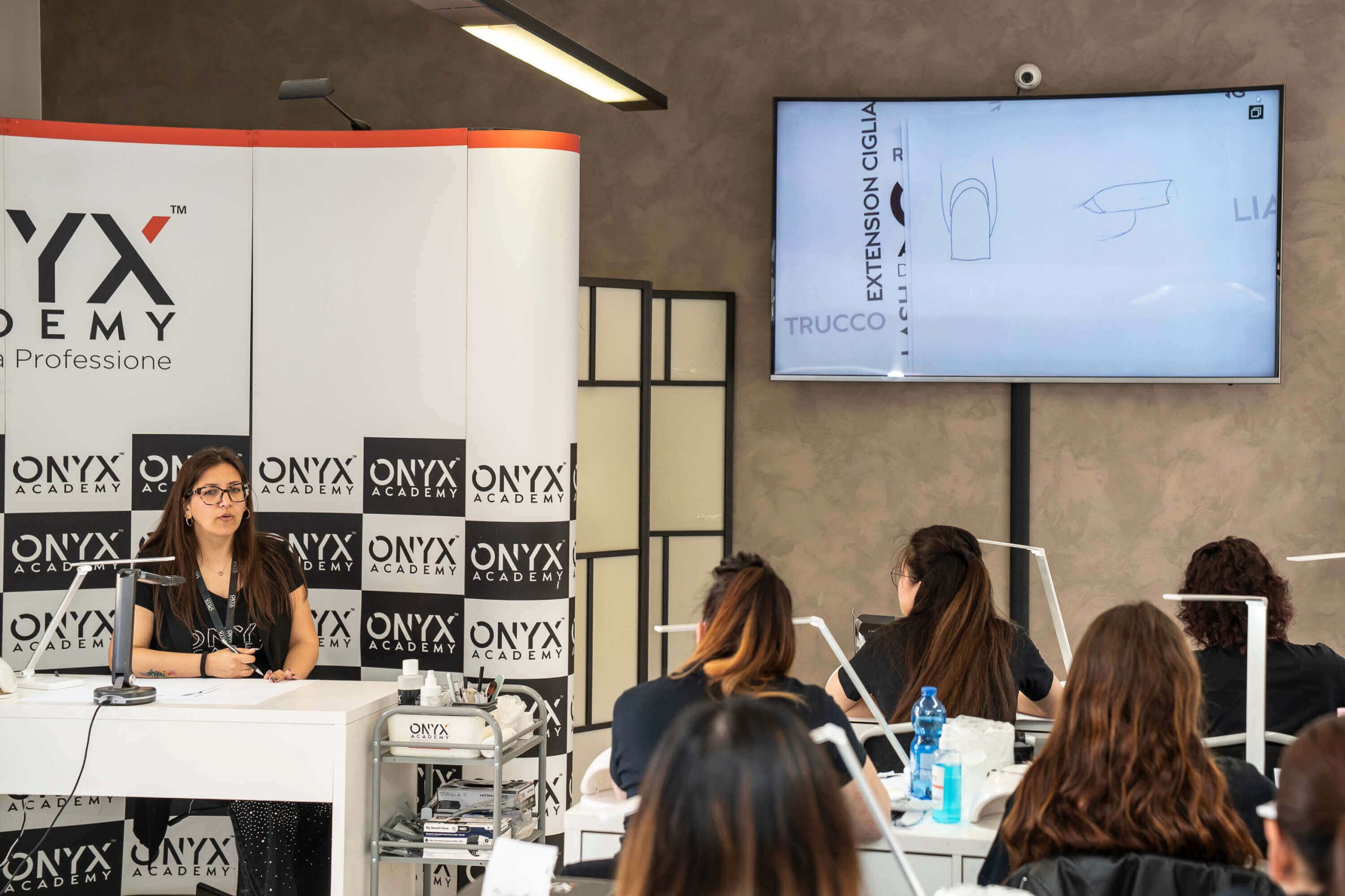 Aula di un corso ONYX Academy: la riconversione nel beauty parte dalla pratica