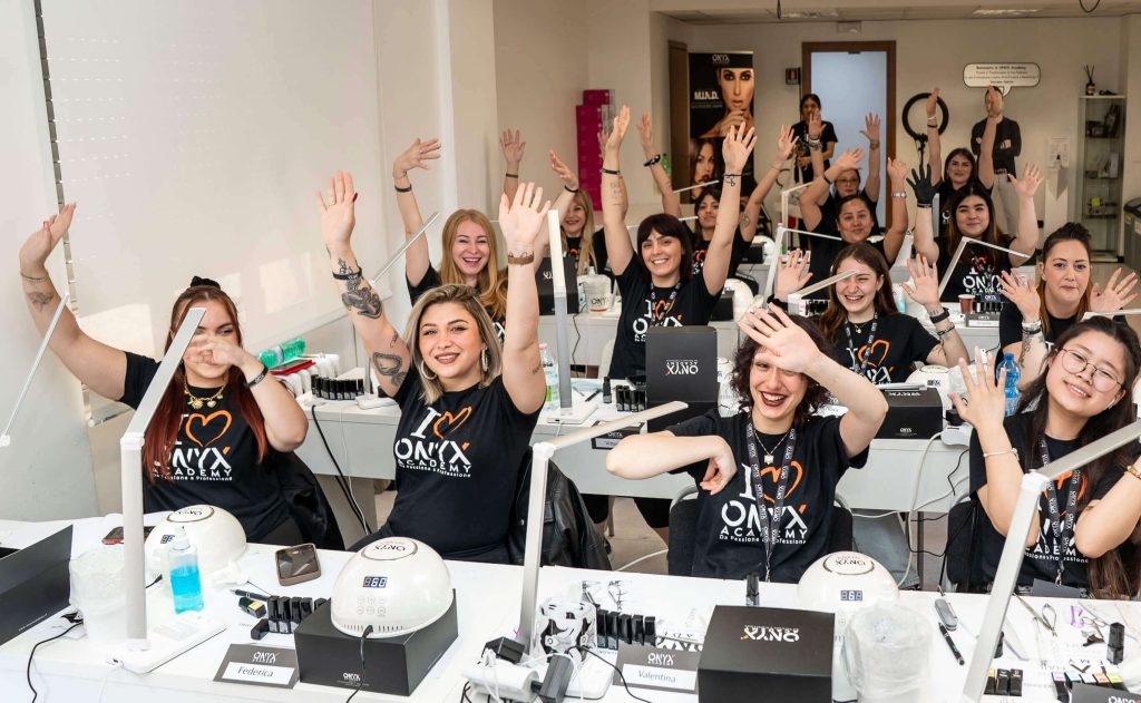 Allieva durante il corso unghie ONYX Academy in aula