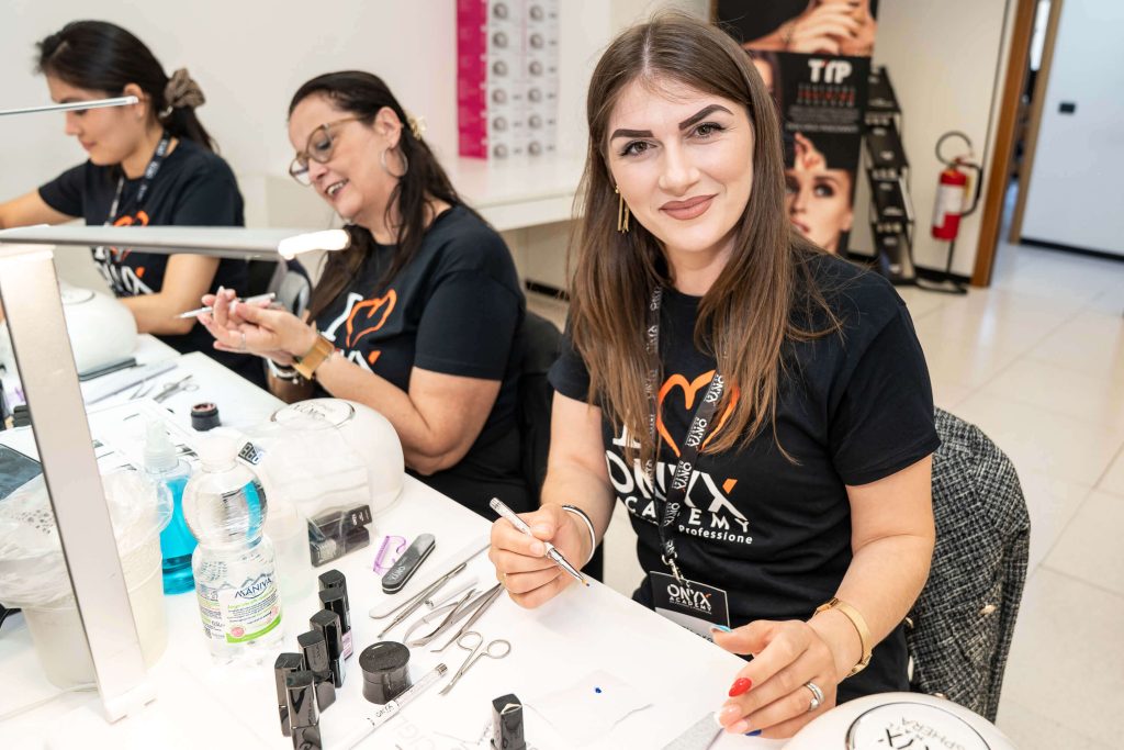 Studentessa del corso di ricostruzione unghie ONYX Academy