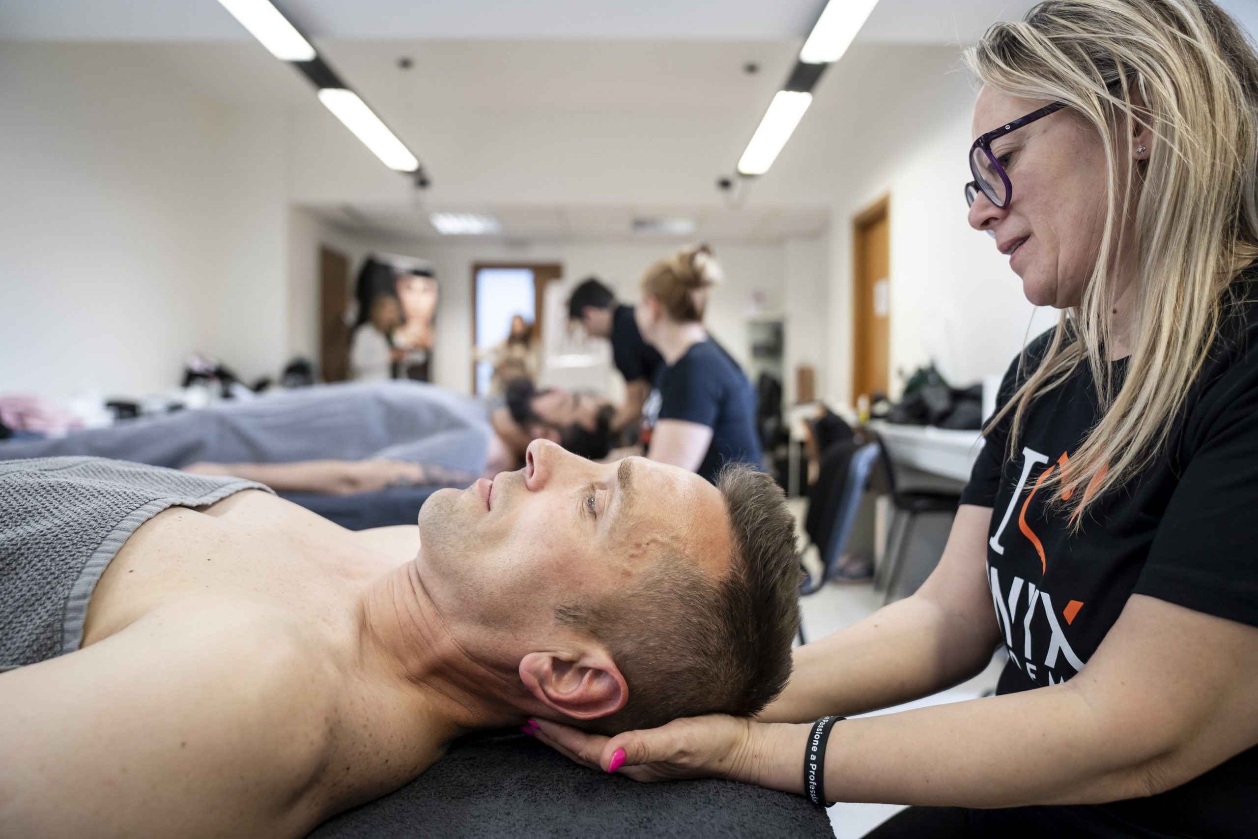 Manovra di impastamento durante il trattamento di un trigger point sul muscolo