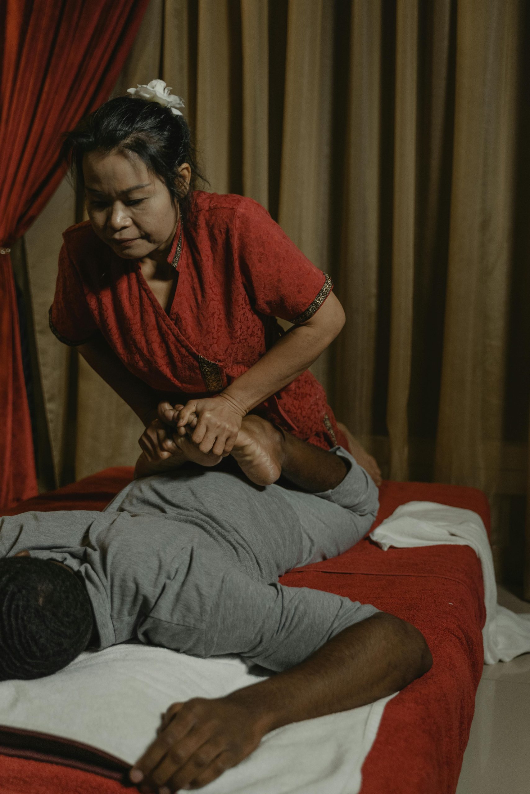 Come si svolge il massaggio thailandese: pressioni da vestiti